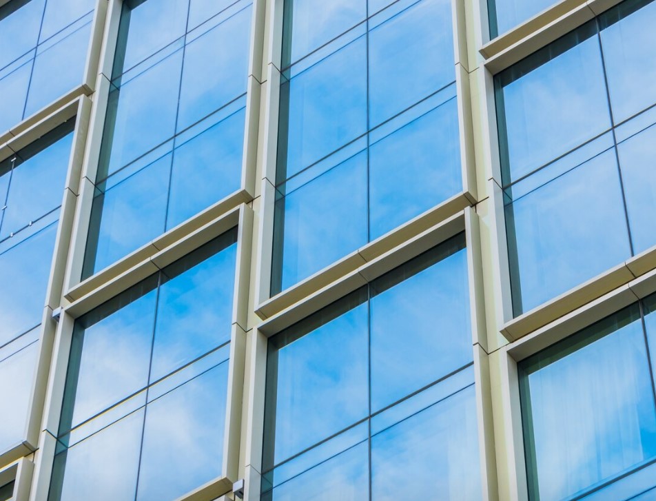 Numerosas ventanas con protección uv inteligente en el refleja el cielo