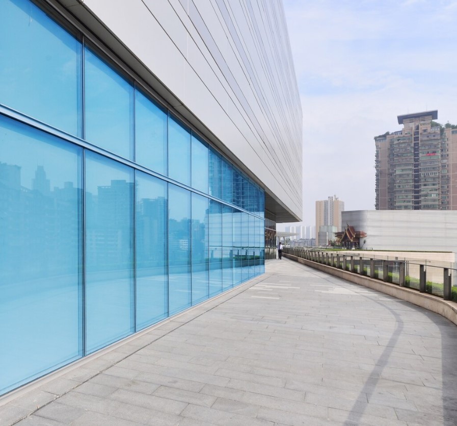 Fachada de un edificio donde se aprecian laminas en las ventanas del edificio