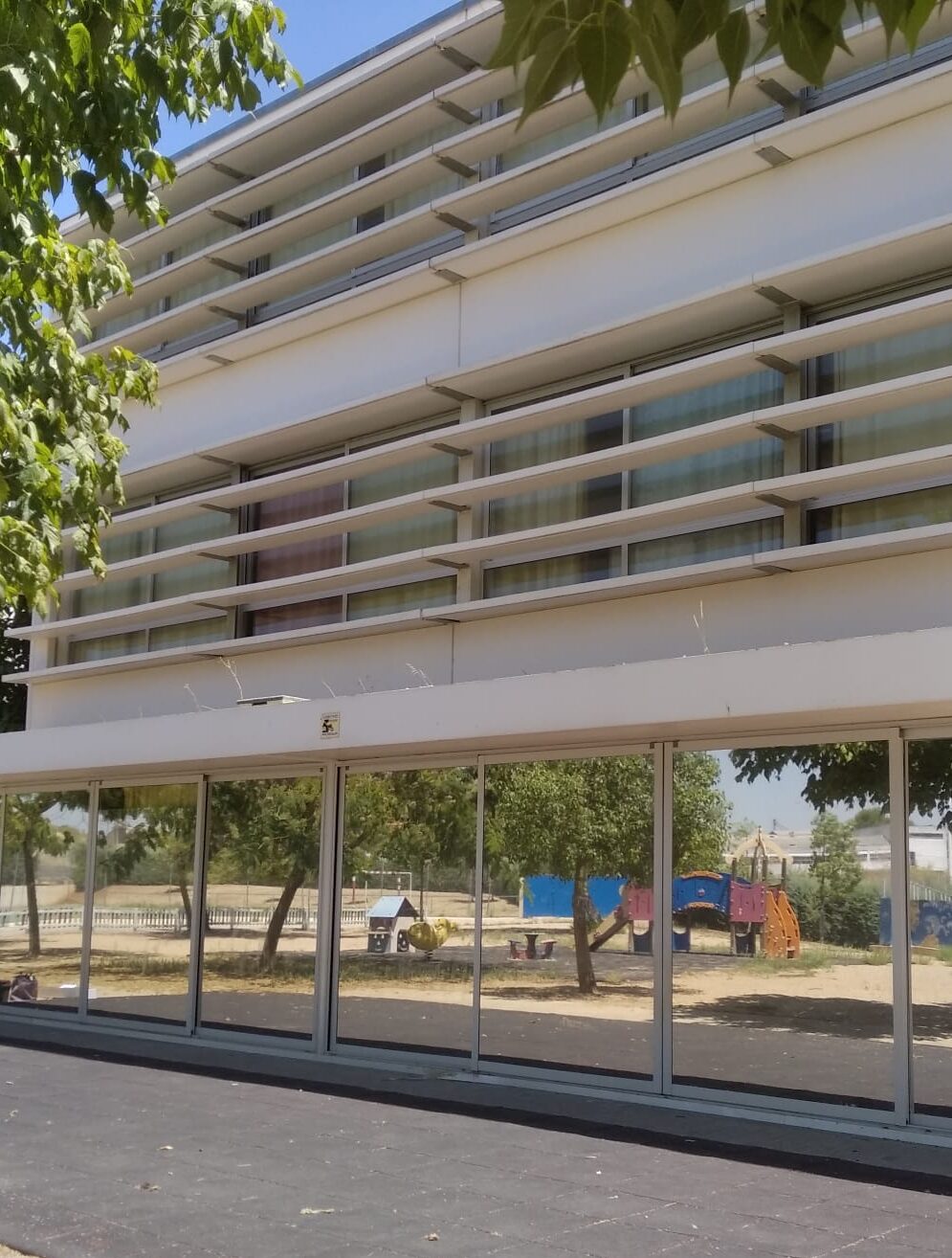 Imagen de WhatsApp 2025-02-11 a las 11.24.06_feeaedb8 Fachada de edificio con ventanales en su base con lamina de espejo