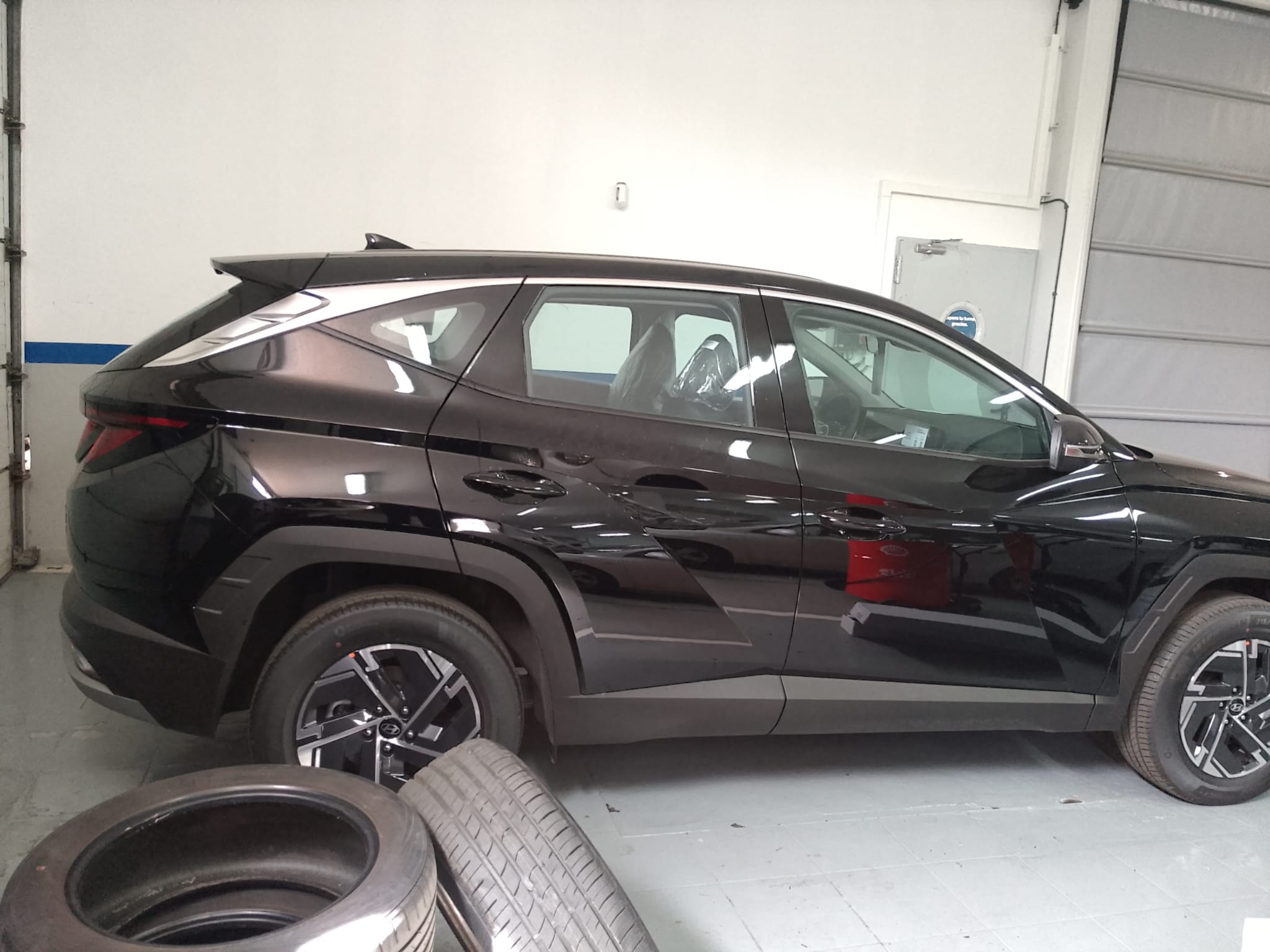 Imagen de WhatsApp 2025-02-11 a las 11.32.21_13cc2b54 Otro lateral de un coche negro desde la parte trasera en el que se le ve mucho brillo a la carrocería.