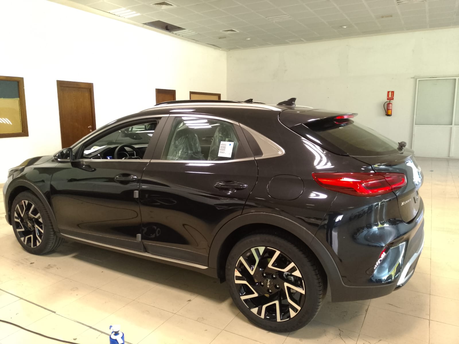 Lateral de un coche negro desde la parte trasera en el que se le ve mucho brillo a la carrocería. Lateral de un coche negro desde la parte trasera en el que se le ve mucho brillo a la carrocería.